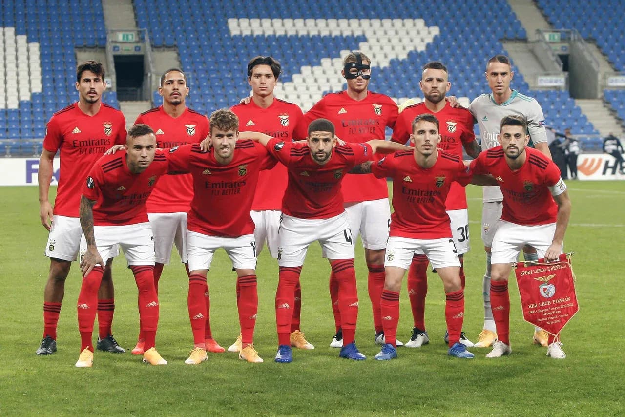 Equipo de Benfica posando antes del partido