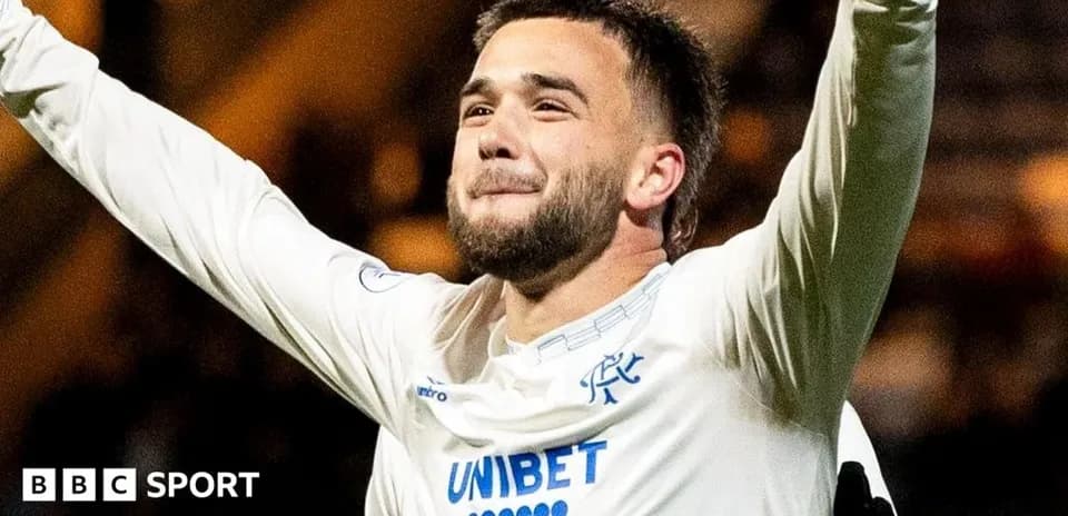 Jugador celebrando un gol con los brazos levantados