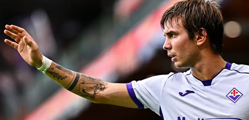 Jugador de la Fiorentina levantando la mano durante el partido