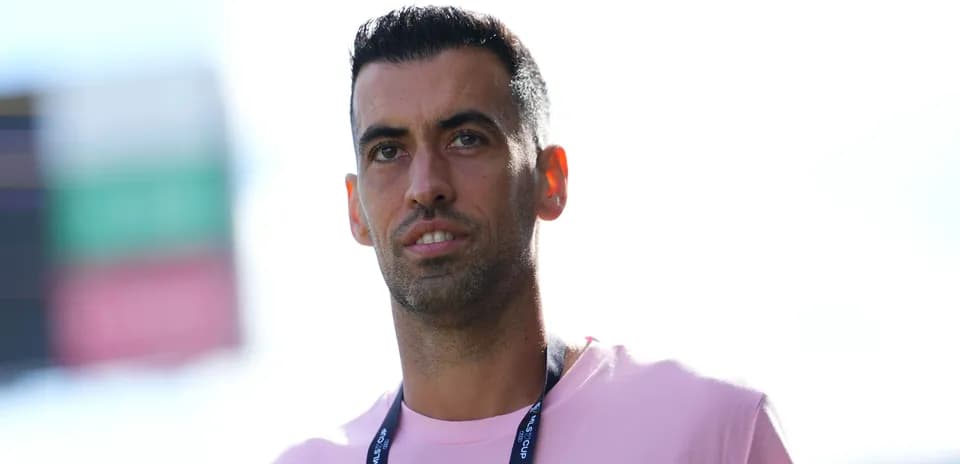 Jugador en uniforme rosa mirando hacia la cámara