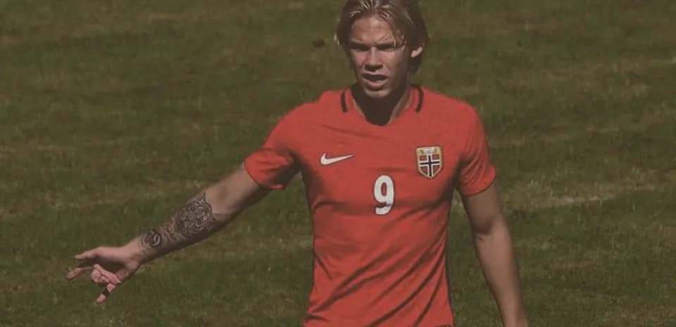 Jugador noruego señalando durante partido de fútbol