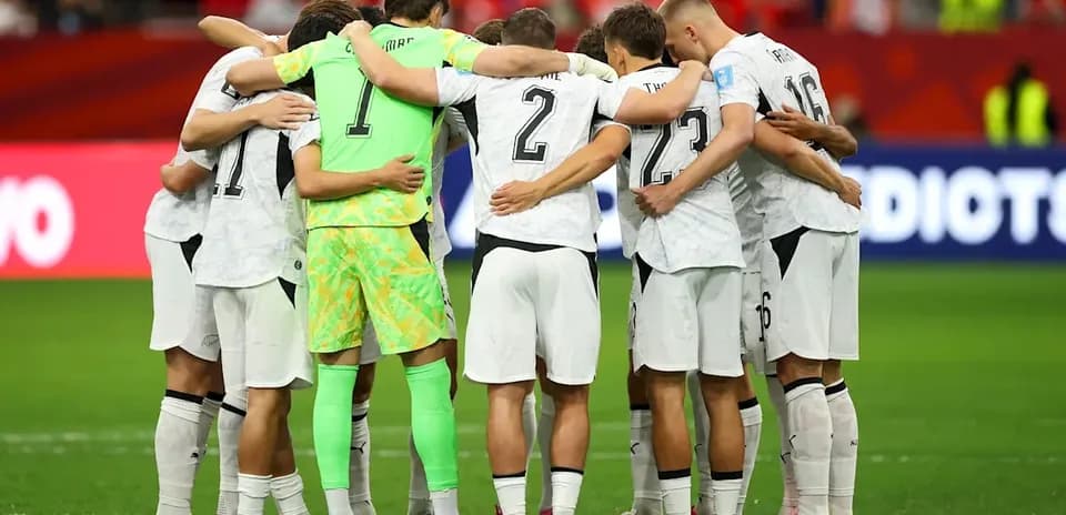 Jugadores en círculo antes de iniciar el partido