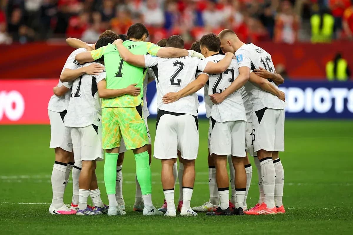 Jugadores en círculo antes de iniciar el partido