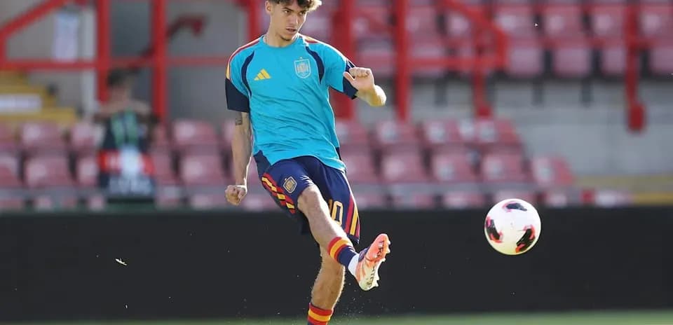 Jugador de España pateando un balón en entrenamiento