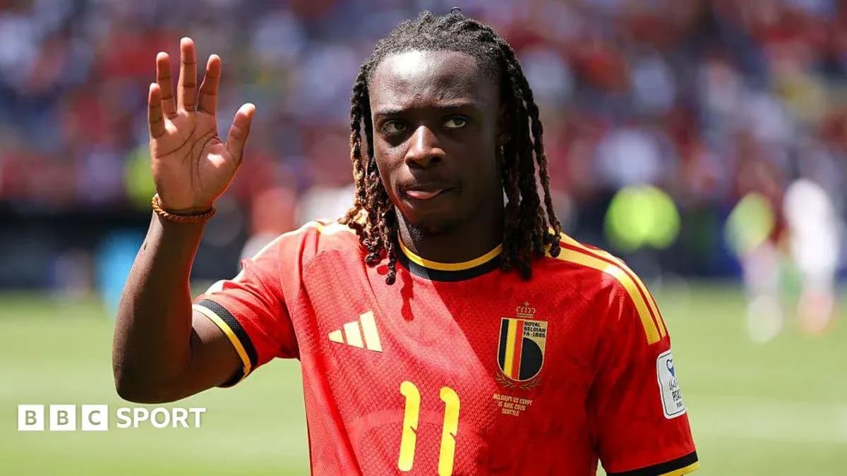 Jugador belga saludando en el campo de fútbol