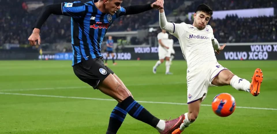 Jugador de Atalanta interceptando a jugador de Fiorentina