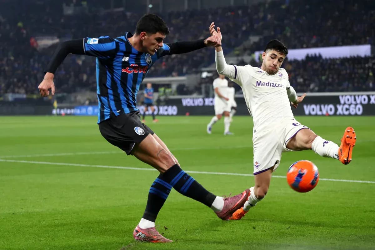 Jugador de Atalanta interceptando a jugador de Fiorentina