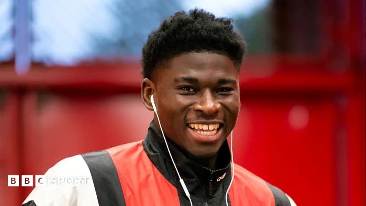 Jugador sonriendo con auriculares en entrenamiento