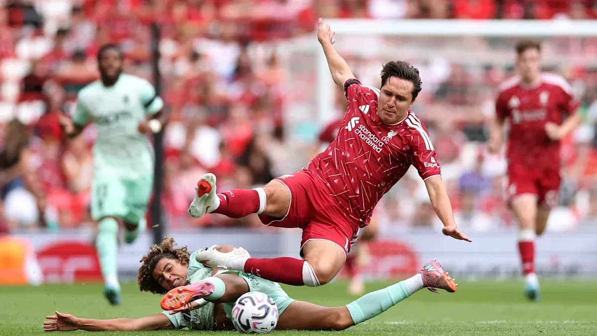 Jugador de Liverpool cae tras una falta en el partido