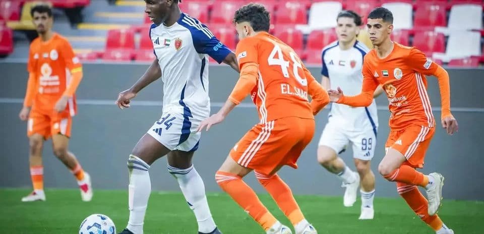 Jugadores compitiendo en el partido Ittihad Kalba U23