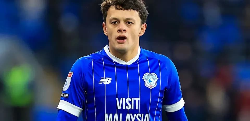 Jugador de Cardiff City en uniforme azul en el campo