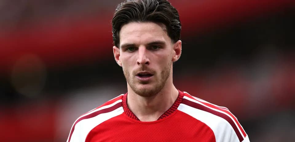 Jugador de Arsenal en uniforme rojo en el campo