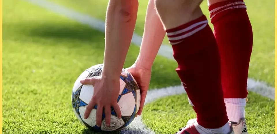 Jugador colocando el balón en la línea de banda