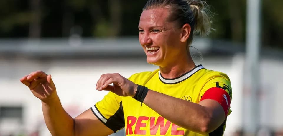 Jugadora de fútbol sonriendo en camiseta amarilla