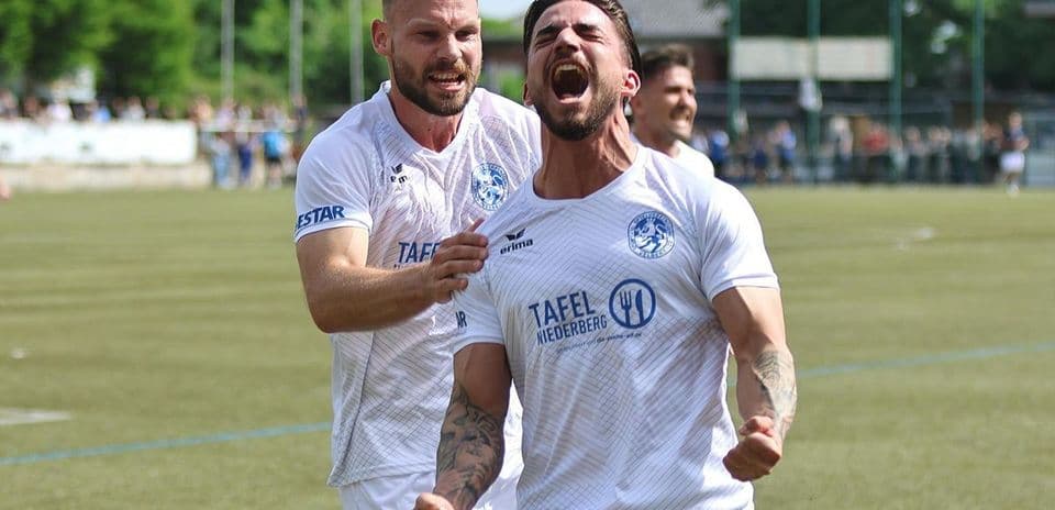 Jugadores celebrando un gol en el partido