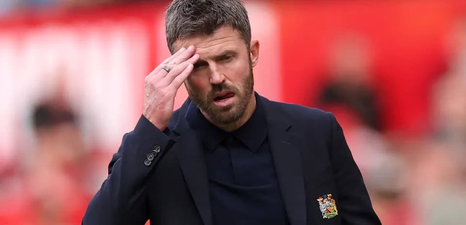 Entrenador preocupado durante el partido en el banquillo