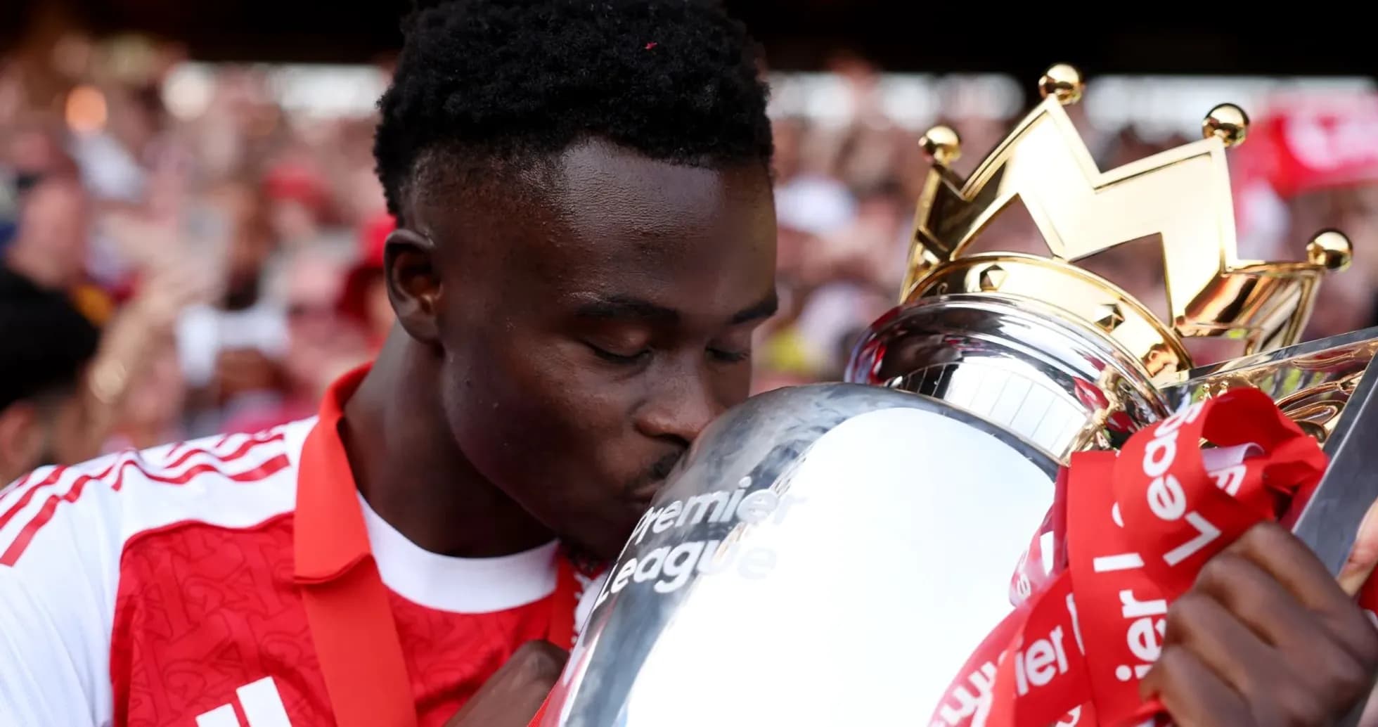 Jugador besando el trofeo de la Premier League