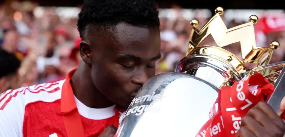 Jugador besando el trofeo de la Premier League
