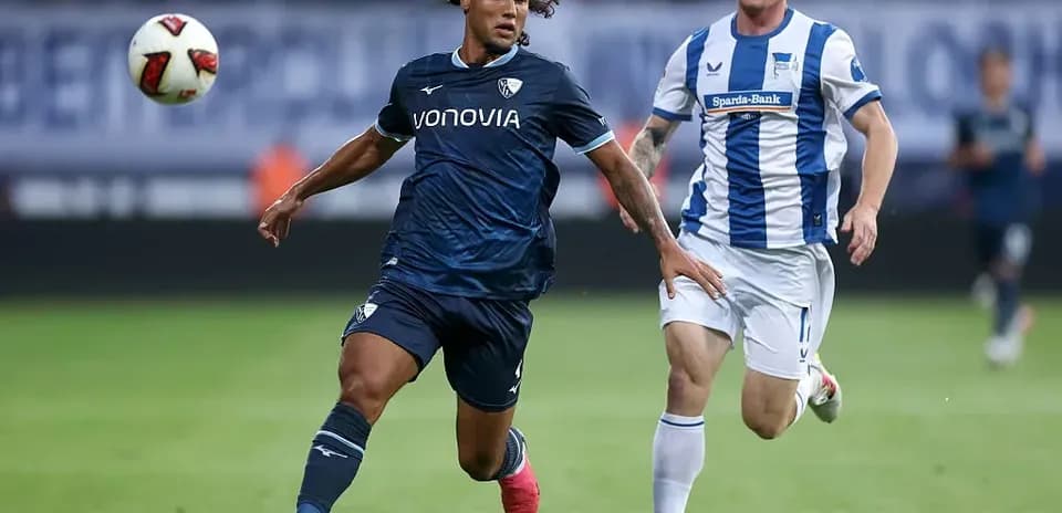 Jugador con balón mientras es perseguido por adversario