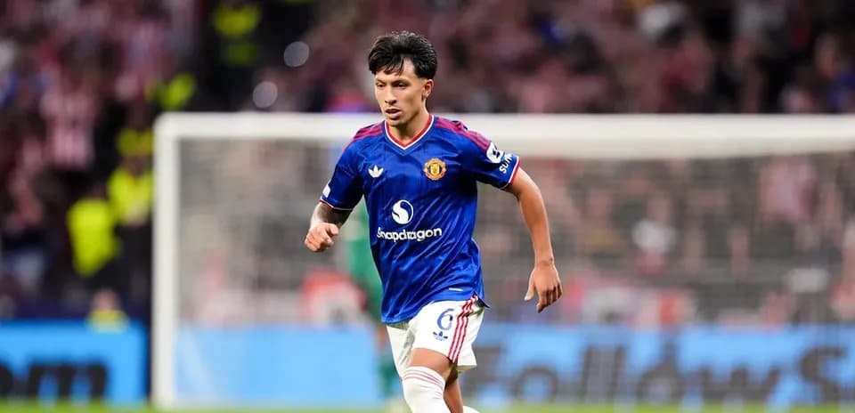 Jugador de Manchester United corriendo en el campo