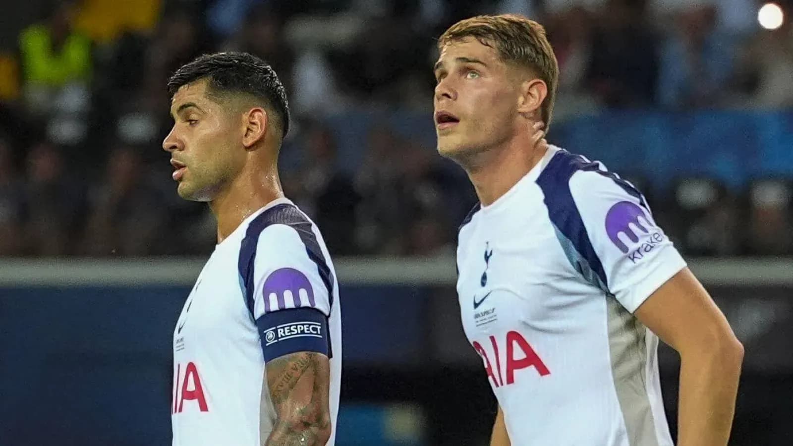 Dos jugadores de Tottenham en el campo durante partido