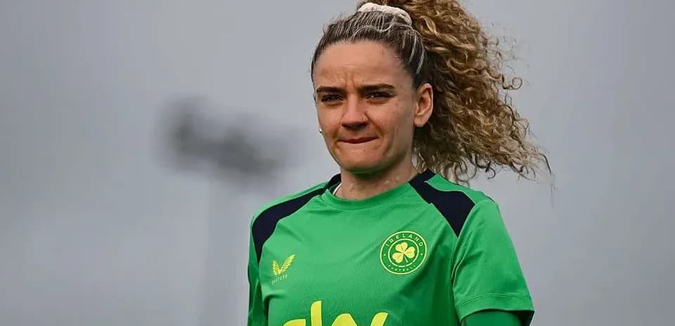 Jugadora de fútbol con uniforme verde en entrenamiento