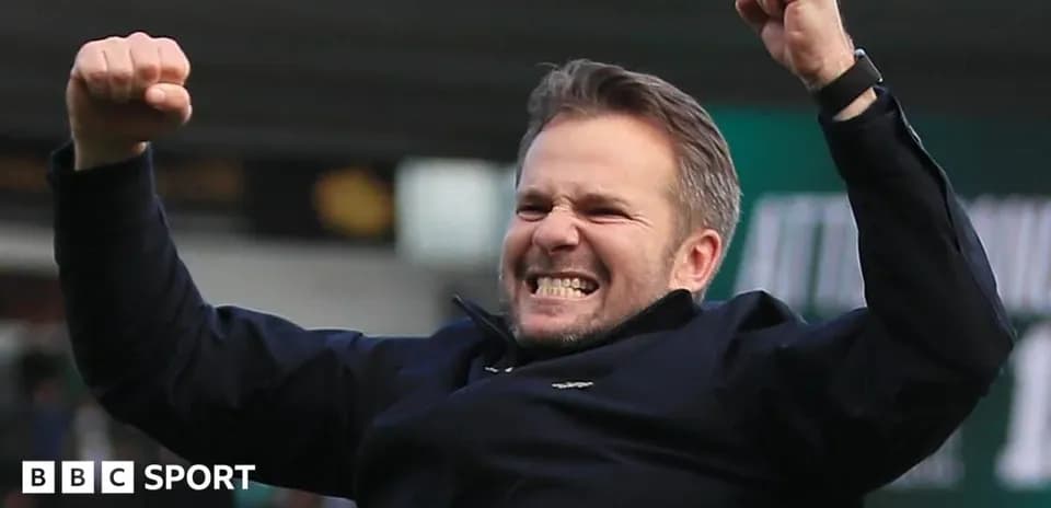 Entrenador celebrando con puños alzados en el estadio