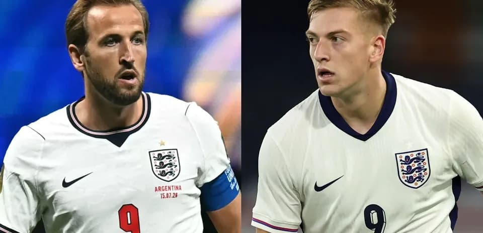 Dos jugadores de Inglaterra en acción durante el partido
