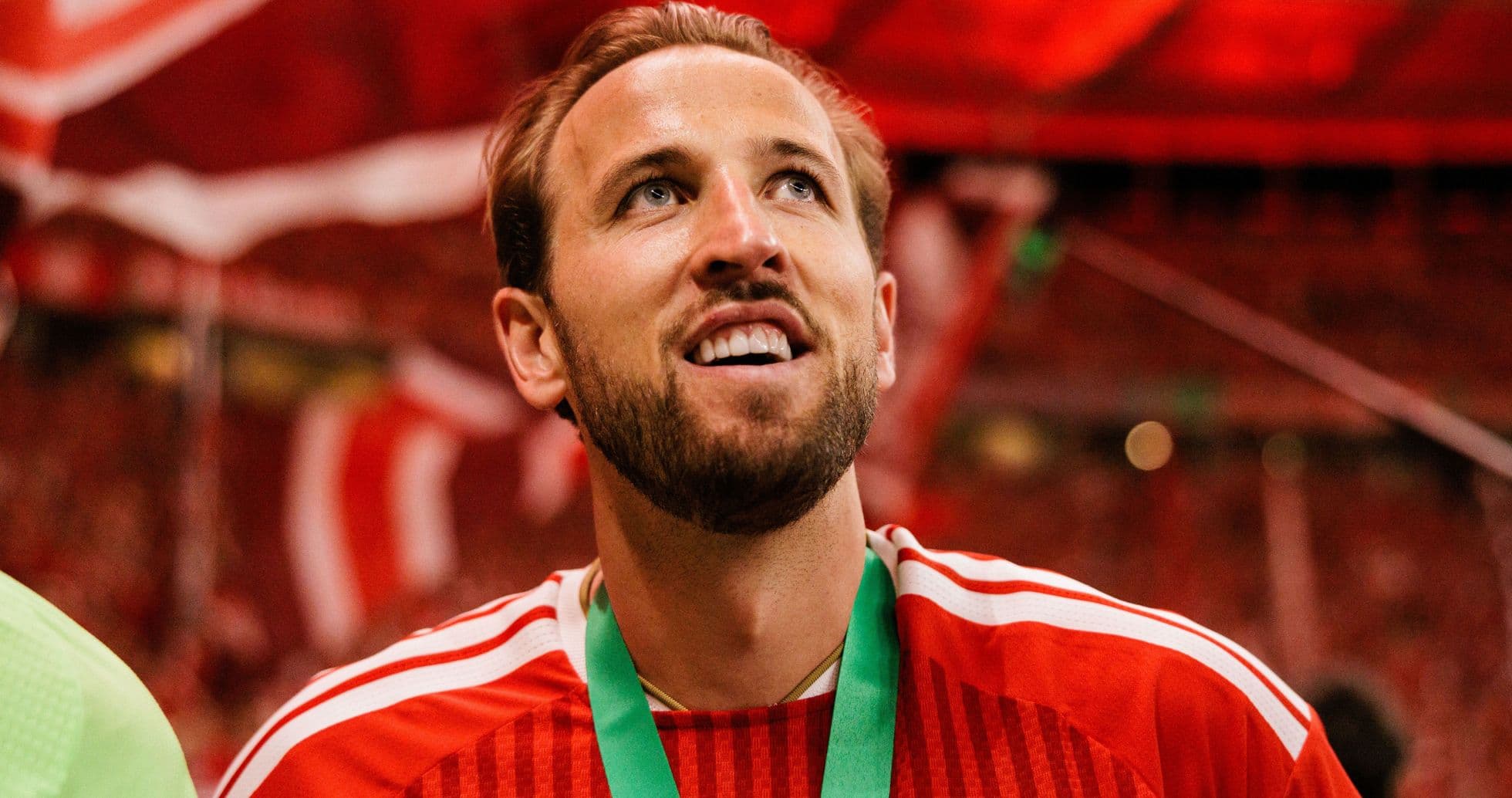 Jugador con medalla en celebración de victoria