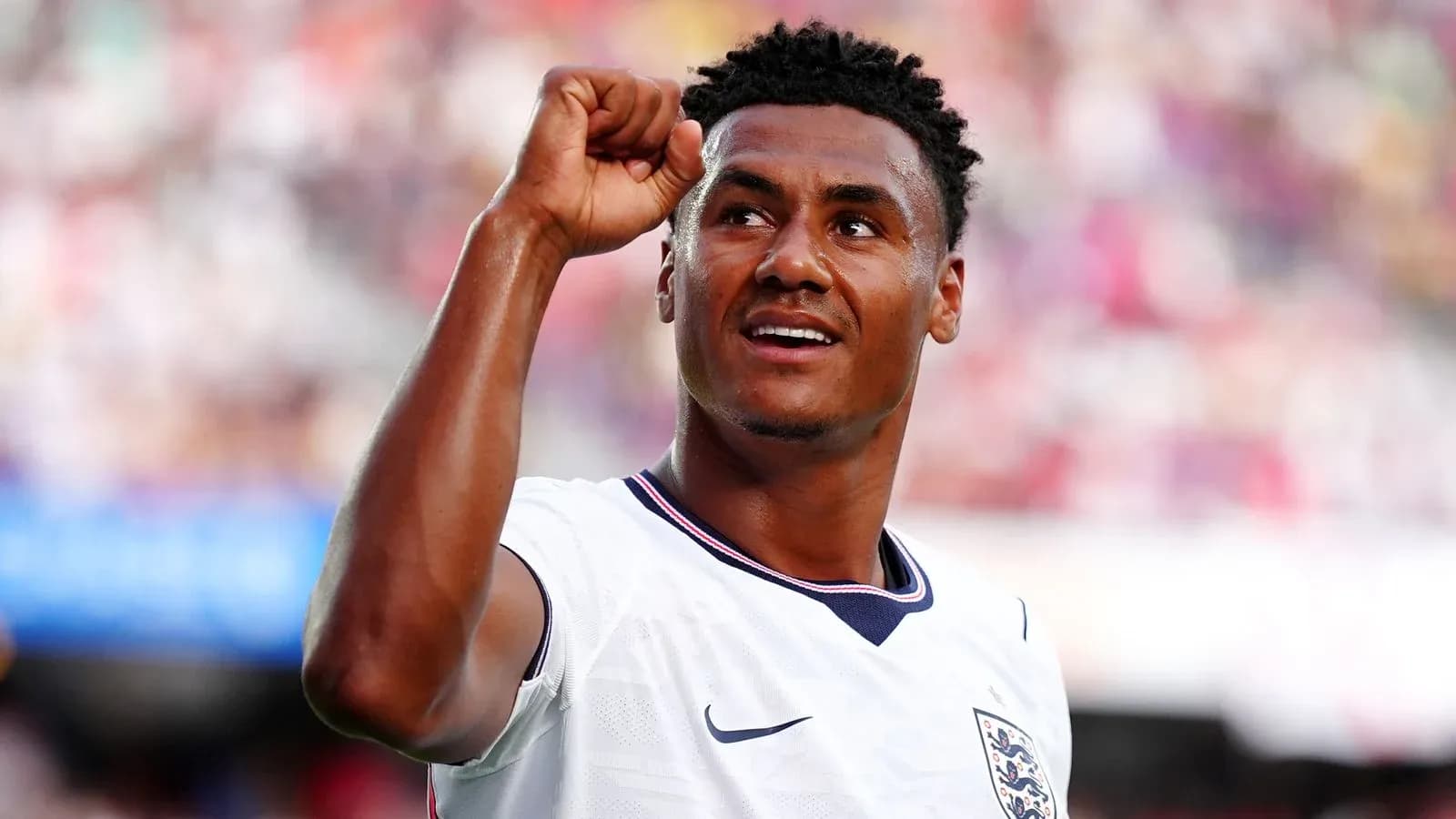 Jugador de Inglaterra levantando el puño en celebración