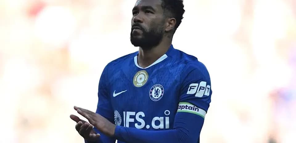 Jugador de Chelsea con banda de capitán en el campo