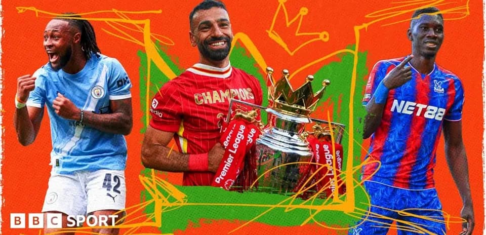 Tres jugadores de fútbol celebrando con trofeo de liga