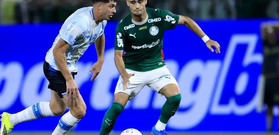 Gremio y Palmeiras compiten por el balón