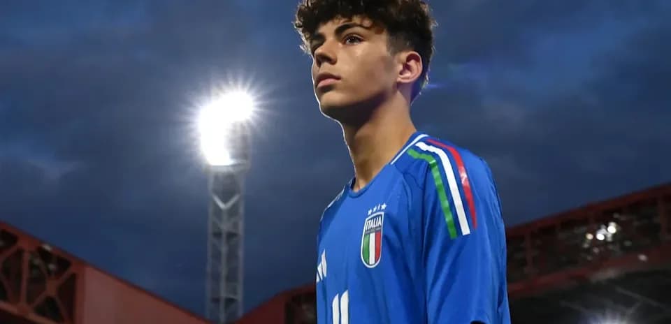 Jugador de Italia en uniforme durante partido nocturno