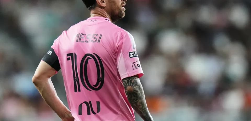 Lionel Messi en uniforme rosa durante el partido