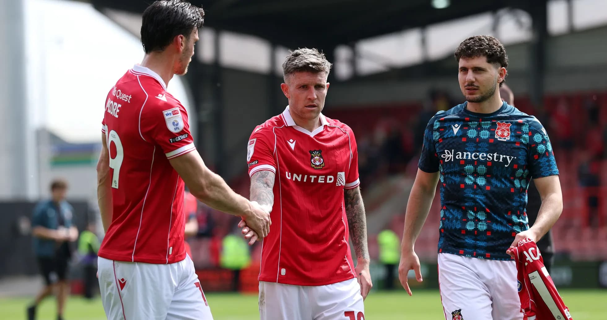 Jugadores de Wrexham saliendo del campo tras el partido