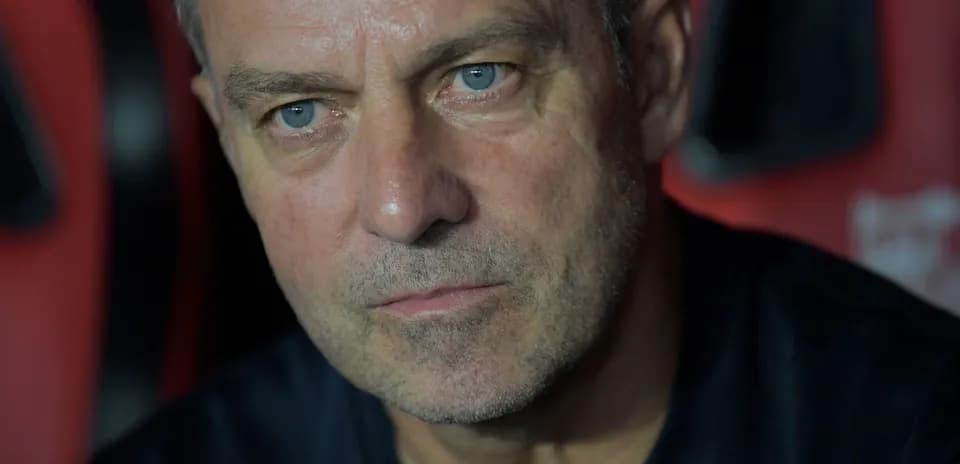Entrenador sentado en el banquillo durante el partido
