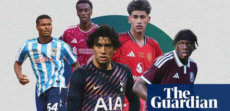 Cinco jugadores de fútbol en diferentes uniformes