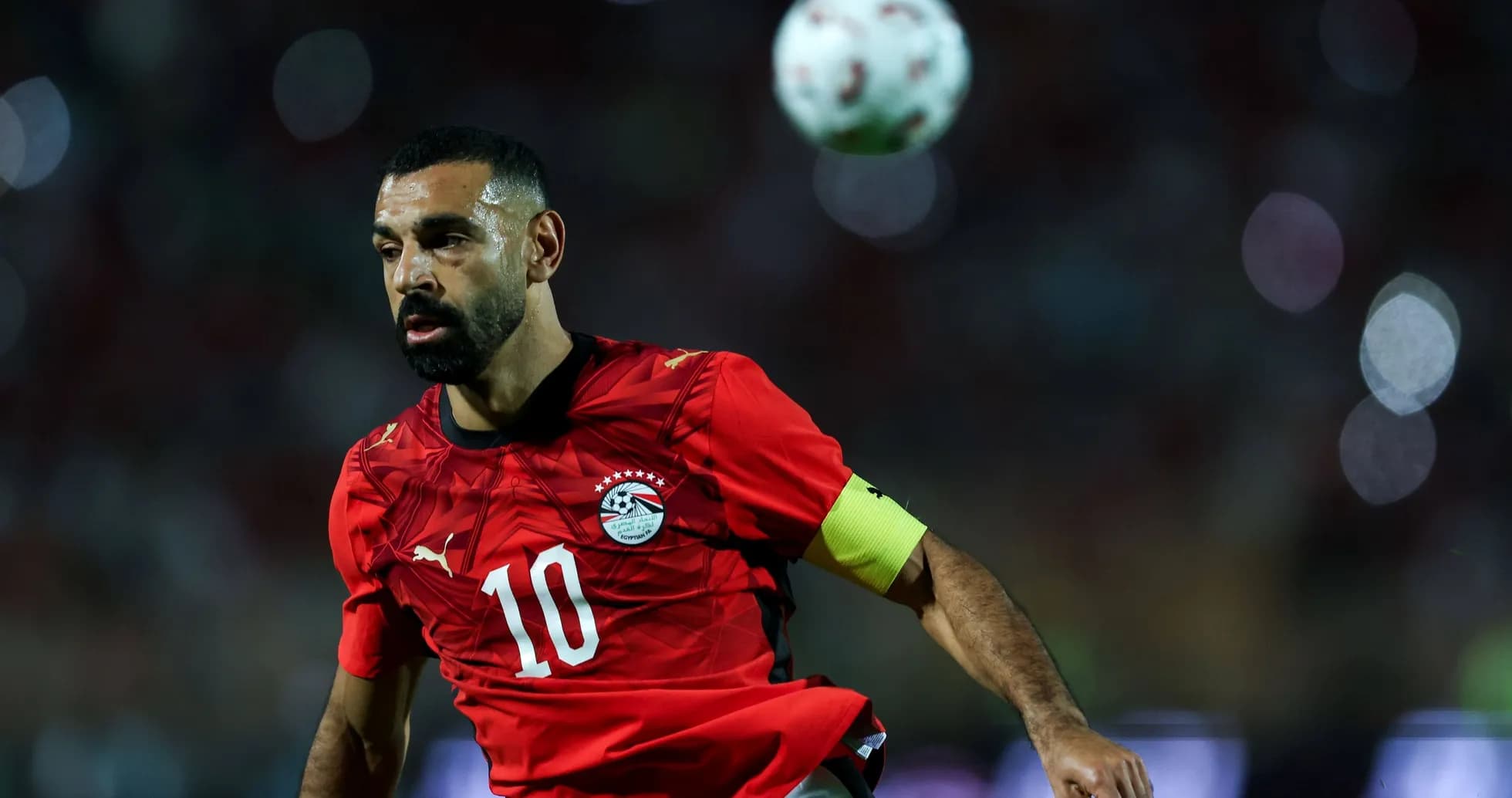 Jugador de Egipto con balón durante el partido