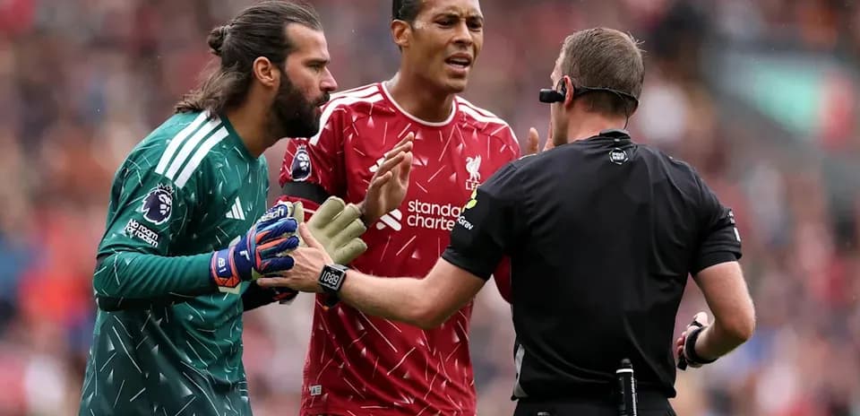 Jugador y portero discutiendo con el árbitro