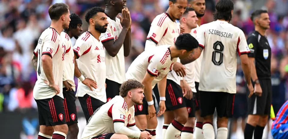 Jugadores de Liverpool esperando durante el partido