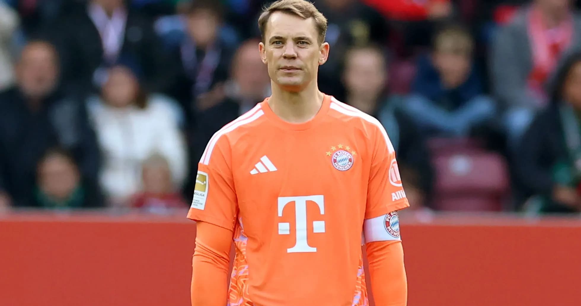 Portero de Bayern Múnich en uniforme naranja durante el partido