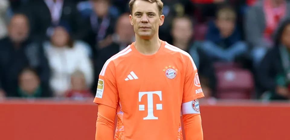 Portero de Bayern Múnich en uniforme naranja durante el partido