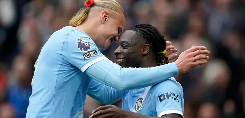 Jugadores de Manchester City celebrando un gol