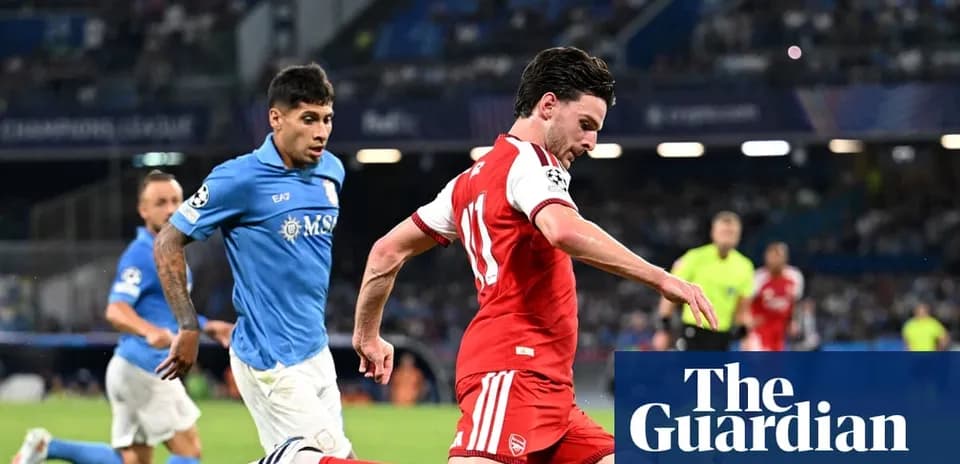 Jugador de Arsenal avanzando con el balón en partido