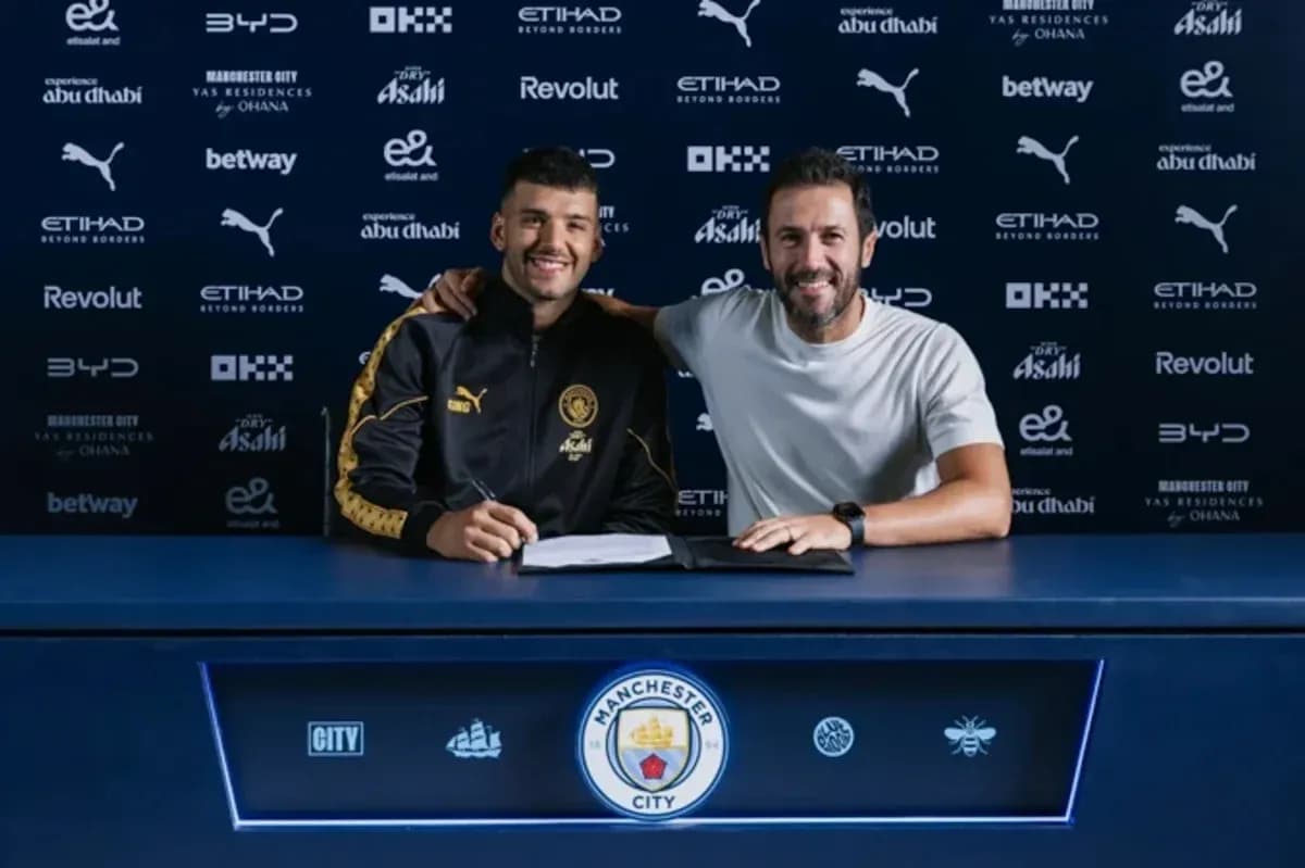 Jugador y representante firmando contrato en mesa