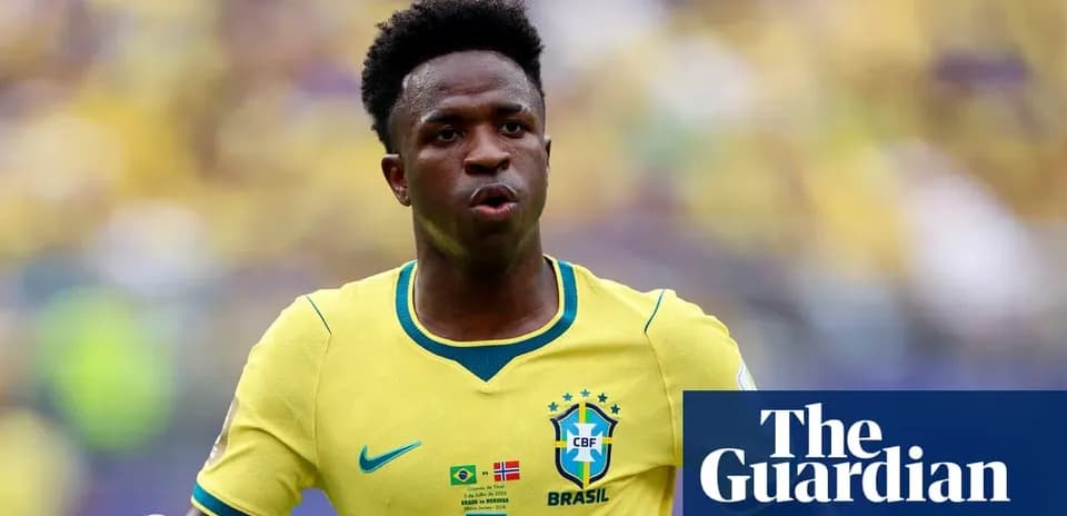 Jugador de Brasil corriendo en uniforme amarillo