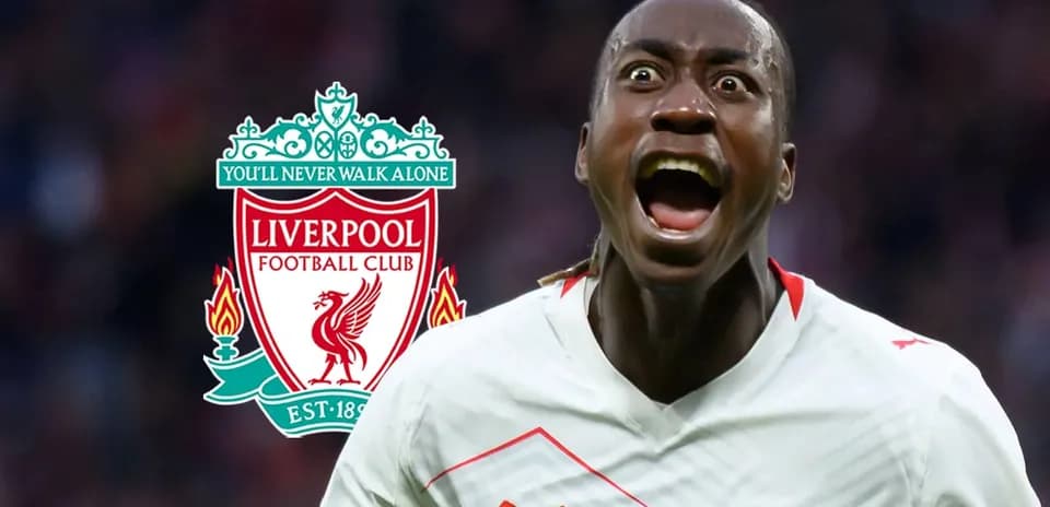 Jugador celebrando con el logo de Liverpool de fondo