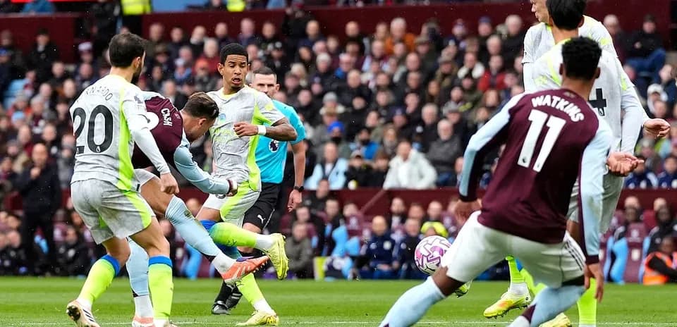Acción de juego entre Manchester City y Aston Villa