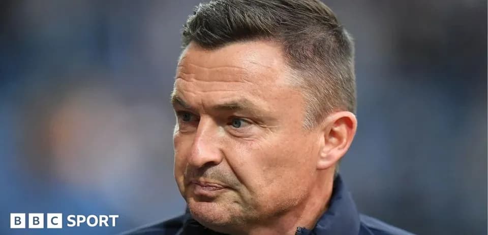 Entrenador observando el partido desde la banda